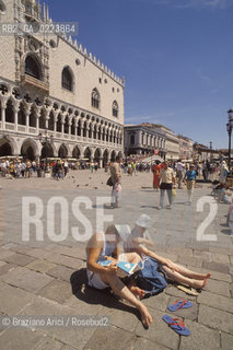 TURISTI IN PIAZZA SAN MARCO A VENEZIA - © 2002 Graziano Arici/Rosebud2