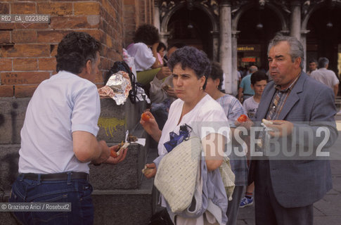 TURISTI IN PIAZZA SAN MARCO A VENEZIA - © 2002 Graziano Arici/Rosebud2