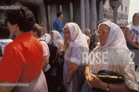 TURISTI IN PIAZZA SAN MARCO A VENEZIA - © 2002 Graziano Arici/Rosebud2