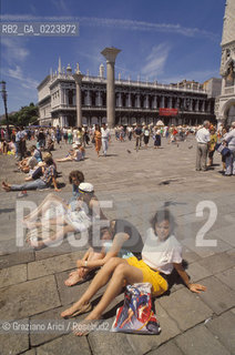 TURISTI IN PIAZZA SAN MARCO A VENEZIA - © 2002 Graziano Arici/Rosebud2