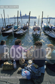 TURISTI IN PIAZZA SAN MARCO A VENEZIA - © 2002 Graziano Arici/Rosebud2
