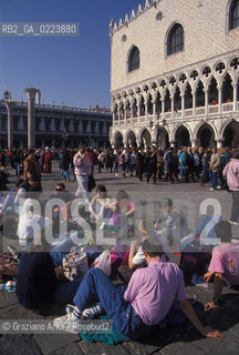 TURISTI IN PIAZZA SAN MARCO A VENEZIA - © 2002 Graziano Arici/Rosebud2