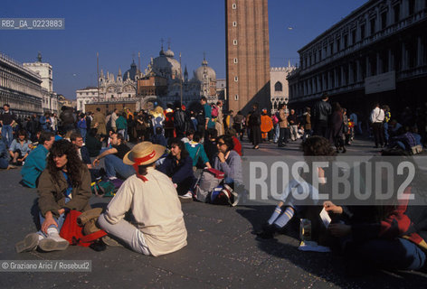 TURISTI IN PIAZZA SAN MARCO A VENEZIA - © 2002 Graziano Arici/Rosebud2