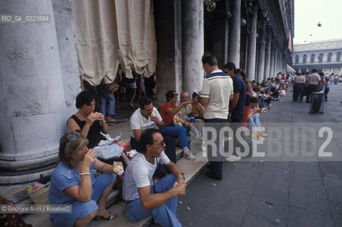 TURISTI IN PIAZZA SAN MARCO A VENEZIA - © 2002 Graziano Arici/Rosebud2
