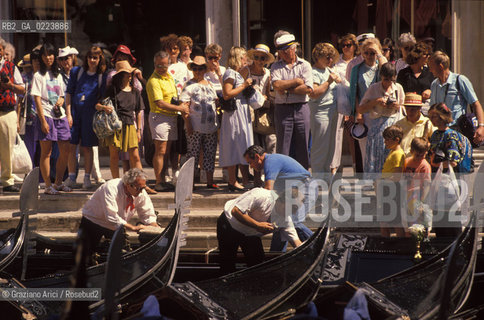 TURISTI IN PIAZZA SAN MARCO A VENEZIA - © 2002 Graziano Arici/Rosebud2
