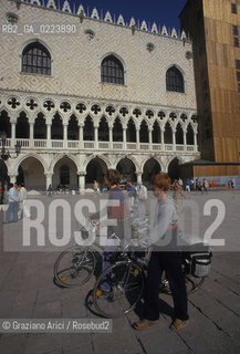 TURISTI IN PIAZZA SAN MARCO A VENEZIA - © 2002 Graziano Arici/Rosebud2 / BICICLETTA