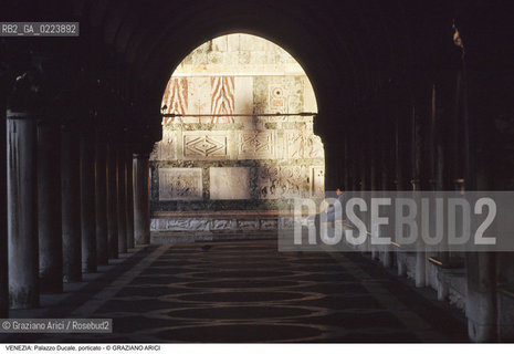 Localizzazione:..VENEZIA / S. MARCO..Oggetto:..Soggetto:..PALAZZO DUCALE / PORTICATO..Cronologia: ..XVI SEC..Definizione Culturale:..   Autore: ANTONIO DA PONTE..   Stile: GOTICO VENEZIANO..   Editori/Stampatori:..   Committenza:..Materia e Tecnica:..Collocazione:..Note:....Riproduzione Fotografica:..Graziano Arici/Rosebud2 .Copyright:..Graziano Arici/Rosebud2 .Data:..1997..Costo:..A..