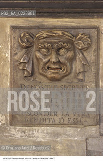 Localizzazione:..VENEZIA / S. MARCO..Oggetto:..Soggetto:..PALAZZO DUCALE / BOCCA DI LEONE..Cronologia: ..XVI SEC..Definizione Culturale:..   Autore: ..   Stile: ..   Editori/Stampatori:..   Committenza:..Materia e Tecnica:..Collocazione:..Note:....Riproduzione Fotografica:..Graziano Arici/Rosebud2 .Copyright:..Graziano Arici/Rosebud2 .Data:..1997..Costo:..A..
