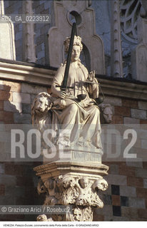 Localizzazione:..VENEZIA / S. MARCO..Oggetto:..Soggetto:..PALAZZO DUCALE / PORTA DELLA CARTA / GIUSTIZIA..Cronologia: ..XV SECOLO..Definizione Culturale:..   Autore: GIOVANNI E BARTOLOMEO BON..   Stile: ..   Editori/Stampatori:..   Committenza:..Materia e Tecnica:..Collocazione:..Note:....Riproduzione Fotografica:..Graziano Arici/Rosebud2 .Copyright:..Graziano Arici/Rosebud2 .Data:..1997..Costo:..A..