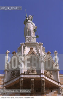 Localizzazione:..VENEZIA / S. MARCO..Oggetto:..Soggetto:..PALAZZO DUCALE / BALCONE / SS. MARCO, PIETRO E PAOLO / GIUSTIZIA..Cronologia: ..XV XVI SECOLO..Definizione Culturale:..   Autore: PIERPAOLO E JACOBELLO DALLE MASEGNE..ALESSANDRO VITTORIA (GIUSTIZIA)..   Stile: ..   Editori/Stampatori:..   Committenza:..Materia e Tecnica:..Collocazione:..Note:....Riproduzione Fotografica:..Graziano Arici/Rosebud2 .Copyright:..Graziano Arici/Rosebud2 .Data:..1997..Costo:..A..