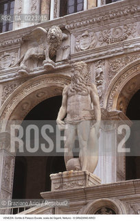 Localizzazione:..VENEZIA / S. MARCO..Oggetto:..Soggetto:..PALAZZO DUCALE / SCALA DEI GIGANTI / STATUA DI NETTUNO / LEONE DI SAN MARCO..Cronologia: ..XVI SECOLO..Definizione Culturale:..   Autore: JACOPO SANSOVINO..   Stile: ..   Editori/Stampatori:..   Committenza:..Materia e Tecnica:..Collocazione:..Note:....Riproduzione Fotografica:..Graziano Arici/Rosebud2 .Copyright:..Graziano Arici/Rosebud2 .Data:..1997..Costo:..A..