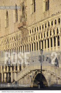 Localizzazione:..VENEZIA / S. MARCO..Oggetto:..Soggetto:..PALAZZO DUCALE / LOGGIATO / PONTE DELLA PAGLIA..Cronologia: ..XVI SECOLO..Definizione Culturale:..   Autore: ..   Stile: GOTICO VENEZIANO..   Editori/Stampatori:..   Committenza:..Materia e Tecnica:..Collocazione:..Note:....Riproduzione Fotografica:..Graziano Arici/Rosebud2 .Copyright:..Graziano Arici/Rosebud2 .Data:..1997..Costo:..A..