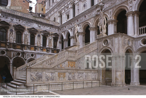 Localizzazione:..VENEZIA / S. MARCO..Oggetto:..Soggetto:..PALAZZO DUCALE / CORTILE / SCALA DEI GIGANTI / STATUE DI NETTUNO E MARTE..Cronologia: ..XV  XVI SEC..Definizione Culturale:..   Autore: ANTONIO RIZZO, JACOPO SANSOVINO..   Stile: ..   Editori/Stampatori:..   Committenza:..Materia e Tecnica:..Collocazione:..Note:....Riproduzione Fotografica:..Graziano Arici/Rosebud2 .Copyright:..Graziano Arici/Rosebud2 .Data:..1997..Costo:..A..