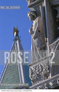 Localizzazione:..VENEZIA / S. MARCO..Oggetto:..Soggetto:..PALAZZO DUCALE / SCULTURA D ANGOLO / ARCANGELO MICHELE CON LA SPADA SGUAINATA..Cronologia: ..XIV SEC..Definizione Culturale:..   Autore: ..   Stile: ..   Editori/Stampatori:..   Committenza:..Materia e Tecnica:..Collocazione:..Note:....Riproduzione Fotografica:..Graziano Arici/Rosebud2 .Copyright:..Graziano Arici/Rosebud2 .Data:..1997..Costo:..A..
