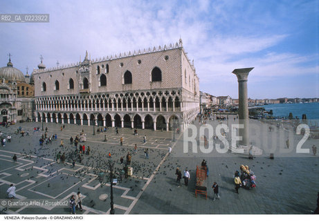 Localizzazione:..VENEZIA / S. MARCO..Oggetto:..Soggetto:..PALAZZO DUCALE / PIAZZETTA SAN MARCO..Cronologia: ..XIV XV XVI SEC..Definizione Culturale:..   Autore: ANTONIO DA PONTE..   Stile: GOTICO VENEZIANO..   Editori/Stampatori:..   Committenza:..Materia e Tecnica:..Collocazione:..Note:....Riproduzione Fotografica:..Graziano Arici/Rosebud2 .Copyright:..Graziano Arici/Rosebud2 .Data:..1995..Costo:..A..