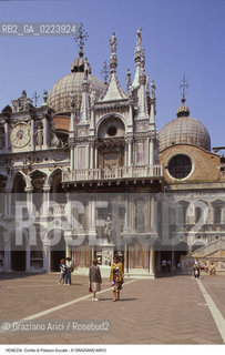 Localizzazione:..VENEZIA / S. MARCO..Oggetto:..Soggetto:..PALAZZO DUCALE / CORTILE FACCIATA DELL  OROLOGIO..Cronologia: ..XVII SECOLO..Definizione Culturale:..   Autore: BARTOLOMEO MONOPOLA..   Stile: GOTICO VENEZIANO..   Editori/Stampatori:..   Committenza:..Materia e Tecnica:..Collocazione:..Note:....Riproduzione Fotografica:..Graziano Arici/Rosebud2 .Copyright:..Graziano Arici/Rosebud2 .Data:..1997..Costo:..A..