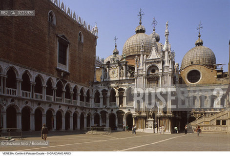 Localizzazione:..VENEZIA / S. MARCO..Oggetto:..Soggetto:..PALAZZO DUCALE / CORTILE FACCIATA DELL  OROLOGIO..Cronologia: ..XVII SECOLO..Definizione Culturale:..   Autore: BARTOLOMEO MONOPOLA..   Stile: GOTICO VENEZIANO..   Editori/Stampatori:..   Committenza:..Materia e Tecnica:..Collocazione:..Note:....Riproduzione Fotografica:..Graziano Arici/Rosebud2 .Copyright:..Graziano Arici/Rosebud2 .Data:..1997..Costo:..A..