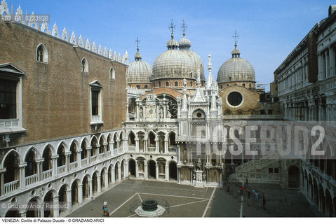 Localizzazione:..VENEZIA / S. MARCO..Oggetto:..Soggetto:..PALAZZO DUCALE / CORTILE FACCIATA DELL  OROLOGIO..Cronologia: ..XVII SECOLO..Definizione Culturale:..   Autore: BARTOLOMEO MONOPOLA..   Stile: GOTICO VENEZIANO..   Editori/Stampatori:..   Committenza:..Materia e Tecnica:..Collocazione:..Note:....Riproduzione Fotografica:..Graziano Arici/Rosebud2 .Copyright:..Graziano Arici/Rosebud2 .Data:..1997..Costo:..A..
