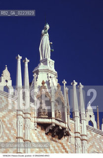 Localizzazione:..VENEZIA / S. MARCO..Oggetto:..Soggetto:..PALAZZO DUCALE / BALCONE / SS. MARCO, PIETRO E PAOLO / GIUSTIZIA..Cronologia: ..XV XVI SECOLO..Definizione Culturale:..   Autore: PIERPAOLO E JACOBELLO DALLE MASEGNE..ALESSANDRO VITTORIA (GIUSTIZIA)..   Stile: ..   Editori/Stampatori:..   Committenza:..Materia e Tecnica:..Collocazione:..Note:....Riproduzione Fotografica:..Graziano Arici/Rosebud2 .Copyright:..Graziano Arici/Rosebud2 .Data:..1997..Costo:..A..