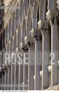 Localizzazione:..VENEZIA / S. MARCO..Oggetto:..Soggetto:..PALAZZO DUCALE / LOGGIATO..Cronologia: ..XV XVI SECOLO..Definizione Culturale:..   Autore: ..   Stile: GOTICO VENEZIANO..   Editori/Stampatori:..   Committenza:..Materia e Tecnica:..Collocazione:..Note:....Riproduzione Fotografica:..Graziano Arici/Rosebud2 .Copyright:..Graziano Arici/Rosebud2 .Data:..1997..Costo:..A..