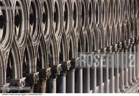 Localizzazione:..VENEZIA / S. MARCO..Oggetto:..Soggetto:..PALAZZO DUCALE / LOGGIATO..Cronologia: ..XV XVI SECOLO..Definizione Culturale:..   Autore: ..   Stile: GOTICO VENEZIANO..   Editori/Stampatori:..   Committenza:..Materia e Tecnica:..Collocazione:..Note:....Riproduzione Fotografica:..Graziano Arici/Rosebud2 .Copyright:..Graziano Arici/Rosebud2 .Data:..1997..Costo:..A..