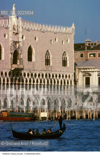 Localizzazione:..VENEZIA / S. MARCO..Oggetto:..Soggetto:..PALAZZO DUCALE / GONDOLA..Cronologia: ..XIV XV XVI SEC..Definizione Culturale:..   Autore: ..   Stile: GOTICO VENEZIANO..   Editori/Stampatori:..   Committenza:..Materia e Tecnica:..Collocazione:..Note:....Riproduzione Fotografica:..Graziano Arici/Rosebud2 .Copyright:..Graziano Arici/Rosebud2 .Data:..1995..Costo:..A..