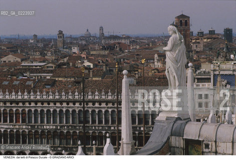 Localizzazione:..VENEZIA / S. MARCO..Oggetto:..Soggetto:..PALAZZO DUCALE / TETTO / PROCURATIE..Cronologia: ....Definizione Culturale:..   Autore: ..   Stile:..   Editori/Stampatori:..   Committenza:..Materia e Tecnica:..Collocazione:..Note:....Riproduzione Fotografica:..Graziano Arici/Rosebud2 .Copyright:..Graziano Arici/Rosebud2 .Data:..1995..Costo:..A..