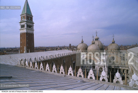 Localizzazione:..VENEZIA / S. MARCO..Oggetto:..Soggetto:..PALAZZO DUCALE / TETTO / CAMPANILE DI SAN MARCO / CUPOLE DELLA BASILICA..Cronologia: ....Definizione Culturale:..   Autore: ..   Stile:..   Editori/Stampatori:..   Committenza:..Materia e Tecnica:..Collocazione:..Note:....Riproduzione Fotografica:..Graziano Arici/Rosebud2 .Copyright:..Graziano Arici/Rosebud2 .Data:..1995..Costo:..A..