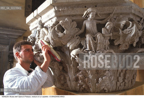 Localizzazione:..VENEZIA / S. MARCO..Oggetto:..Soggetto:..PALAZZO DUCALE / MUSEO DELL OPERA DI PALAZZO / RESTAURO DI UN CAPITELLO..Cronologia: ..XIV SECOLO..Definizione Culturale:..   Autore: ..   Stile:..   Editori/Stampatori:..   Committenza:..Materia e Tecnica:..Collocazione:..Note:..MUSEI..Riproduzione Fotografica:..Graziano Arici/Rosebud2 .Copyright:..Graziano Arici/Rosebud2 .Data:..1997..Costo:..A..