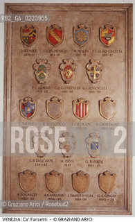 Localizzazione:..VENEZIA / S.MARCO..Oggetto:..Soggetto:..CA FARSETTI STEMMI DEI SINDACI..Cronologia: ....Definizione Culturale:..   Autore: ..   Stile: ..   Editori/Stampatori:..   Committenza:..Materia e Tecnica:..Collocazione:..Note:..PALAZZI MUNICIPIO FONDACO..Riproduzione Fotografica:..Graziano Arici/Rosebud2 .Copyright:..Graziano Arici/Rosebud2 .Data:..1990..Costo:..A