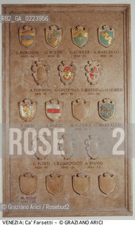 Localizzazione:..VENEZIA / S.MARCO..Oggetto:..Soggetto:..CA FARSETTI STEMMI DEI SINDACI..Cronologia: ....Definizione Culturale:..   Autore: ..   Stile: ..   Editori/Stampatori:..   Committenza:..Materia e Tecnica:..Collocazione:..Note:..PALAZZI MUNICIPIO FONDACO..Riproduzione Fotografica:..Graziano Arici/Rosebud2 .Copyright:..Graziano Arici/Rosebud2 .Data:..1990..Costo:..A