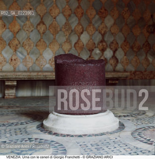 Localizzazione:..VENEZIA / CANNAREGIO..Oggetto:..Soggetto:..CA DORO / GALLERIA FRANCHETTI / CORTILE / URNA CON LE CENERI DI GIORGIO FRANCHETTI..Cronologia: ..Definizione Culturale:..   Autore: ..   Stile: ..   Editori/Stampatori: ..   Committenza: ..Materia e Tecnica:..Collocazione:..Note:..PALAZZI MUSEI ..Riproduzione Fotografica:..Copyright:..Graziano Arici/Rosebud2 .Data:..1995..Costo:..A