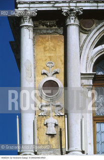 Localizzazione:..VENEZIA / CANNAREGIO..Oggetto:..Soggetto:..CA VENDRAMIN CALERGI / DECORAZIONI DELLA FACCIATA / CASINO MUNICIPALE / RICHARD WAGNER..Cronologia: ..XVII SECOLO..Definizione Culturale:..   Autore: MAURO CODUSSI..   Stile: RINASCIMENTO..   Editori/Stampatori:..   Committenza:..Materia e Tecnica:..Collocazione:..Note:..PALAZZI..Riproduzione Fotografica:..Graziano Arici/Rosebud2 .Copyright:..Graziano Arici/Rosebud2 .Data:..1995..Costo:..A..