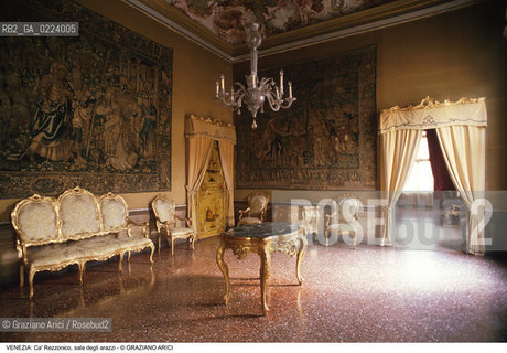Localizzazione:..VENEZIA / DORSODURO..Oggetto:..Soggetto:..CA REZZONICO / MUSEO DEL SETTECENTO VENEZIANO / SALA DEGLI ARAZZI..Cronologia: ..XVII XVIII SECOLO..Definizione Culturale:..   Autore: BALDASSARE LONGHENA, GIORGIO MASSARI..   Stile: BAROCCO..   Editori/Stampatori:..   Committenza:..Materia e Tecnica:..Collocazione:..Note:..PALAZZI MUSEI..Riproduzione Fotografica:..Graziano Arici/Rosebud2 .Copyright:..Graziano Arici/Rosebud2 .Data:..1998..Costo:..A..