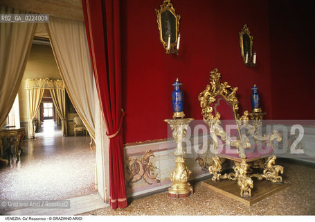 Localizzazione:..VENEZIA / DORSODURO..Oggetto:..Soggetto:..CA REZZONICO / MUSEO DEL SETTECENTO VENEZIANO..Cronologia: ..XVII XVIII SECOLO..Definizione Culturale:..   Autore: BALDASSARE LONGHENA, GIORGIO MASSARI..   Stile: BAROCCO..   Editori/Stampatori:..   Committenza:..Materia e Tecnica:..Collocazione:..Note:..PALAZZI MUSEI..Riproduzione Fotografica:..Graziano Arici/Rosebud2 .Copyright:..Graziano Arici/Rosebud2 .Data:..1998..Costo:..A..