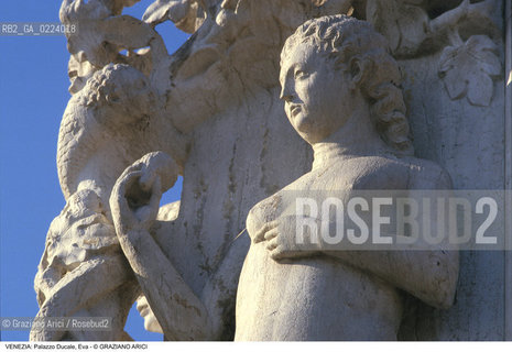 Localizzazione:..VENEZIA / S. MARCO..Oggetto:..Soggetto:..PALAZZO DUCALE / STATUA D ANGOLO EVA..Cronologia: ..XIV SECOLO..Definizione Culturale:..   Autore: ..   Stile:..   Editori/Stampatori:..   Committenza:..Materia e Tecnica:..Collocazione:..Note:....Riproduzione Fotografica:..Graziano Arici/Rosebud2 .Copyright:..Graziano Arici/Rosebud2 .Data:..1997..Costo:..A..