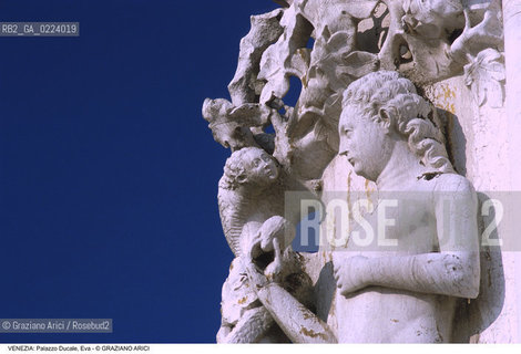 Localizzazione:..VENEZIA / S. MARCO..Oggetto:..Soggetto:..PALAZZO DUCALE / STATUA D ANGOLO EVA..Cronologia: ..XIV SECOLO..Definizione Culturale:..   Autore: ..   Stile:..   Editori/Stampatori:..   Committenza:..Materia e Tecnica:..Collocazione:..Note:....Riproduzione Fotografica:..Graziano Arici/Rosebud2 .Copyright:..Graziano Arici/Rosebud2 .Data:..1997..Costo:..A..