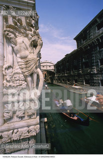 Localizzazione:..VENEZIA / S. MARCO..Oggetto:..Soggetto:..PALAZZO DUCALE / STATUA D ANGOLO EBBREZZA DI NOE / PONTE DEI SOSPIRI GONDOLA..Cronologia: ..XIV SECOLO..Definizione Culturale:..   Autore: ..   Stile:..   Editori/Stampatori:..   Committenza:..Materia e Tecnica:..Collocazione:..Note:....Riproduzione Fotografica:..Graziano Arici/Rosebud2 .Copyright:..Graziano Arici/Rosebud2 .Data:..1997..Costo:..A..