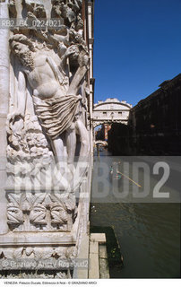 Localizzazione:..VENEZIA / S. MARCO..Oggetto:..Soggetto:..PALAZZO DUCALE / STATUA D ANGOLO EBBREZZA DI NOE / PONTE DEI SOSPIRI..Cronologia: ..XIV SECOLO..Definizione Culturale:..   Autore: ..   Stile:..   Editori/Stampatori:..   Committenza:..Materia e Tecnica:..Collocazione:..Note:....Riproduzione Fotografica:..Graziano Arici/Rosebud2 .Copyright:..Graziano Arici/Rosebud2 .Data:..1997..Costo:..A..