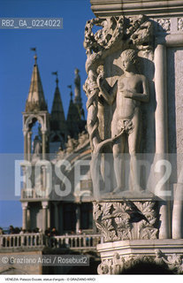 Localizzazione:..VENEZIA / S. MARCO..Oggetto:..Soggetto:..PALAZZO DUCALE / STATUA D ANGOLO EVA..Cronologia: ..XIV SECOLO..Definizione Culturale:..   Autore: ..   Stile:..   Editori/Stampatori:..   Committenza:..Materia e Tecnica:..Collocazione:..Note:....Riproduzione Fotografica:..Graziano Arici/Rosebud2 .Copyright:..Graziano Arici/Rosebud2 .Data:..1997..Costo:..A..