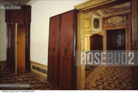 Localizzazione:..VENEZIA / S. MARCO..Oggetto:..Soggetto:..CASINO VENIER / RIDOTTO DELLA PROCURATORESSA VENIER..Cronologia: ..XVIII SECOLO..Definizione Culturale:..   Autore: ..   Stile:..   Editori/Stampatori:..   Committenza:..Materia e Tecnica:..Collocazione:..Note:..PALAZZI..Riproduzione Fotografica:..Graziano Arici/Rosebud2 .Copyright:..Graziano Arici/Rosebud2 .Data:..1995..Costo:..A..