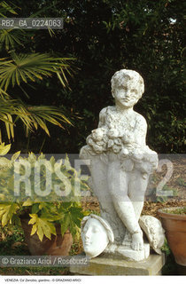 Localizzazione:..VENEZIA / DORSODURO..Oggetto:..Soggetto:..CA ZENOBIO STATUA IN GIARDINO..Cronologia: XVII XVIII SEC  ..Definizione Culturale:..   Autore: ..   Stile: BAROCCO..   Editori/Stampatori:..   Committenza:..Materia e Tecnica:..Collocazione:..Note:..PALAZZI ARMENI MECHITARISTI..Riproduzione Fotografica:..Copyright:..Graziano Arici/Rosebud2 .Data:..1996..Costo:..A