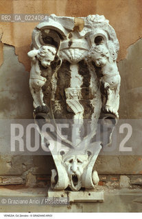 Localizzazione:..VENEZIA / DORSODURO..Oggetto:..Soggetto:..CA ZENOBIO STEMMA..Cronologia: XVII XVIII SEC  ..Definizione Culturale:..   Autore: ..   Stile: BAROCCO..   Editori/Stampatori:..   Committenza:..Materia e Tecnica:..Collocazione:..Note:..PALAZZI ARMENI MECHITARISTI..Riproduzione Fotografica:..Copyright:..Graziano Arici/Rosebud2 .Data:..1996..Costo:..A