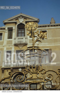 Localizzazione:..VENEZIA / DORSODURO..Oggetto:..Soggetto:..CA ZENOBIO CANCELLO FERRO BATTUTO..Cronologia: XVII XVIII SEC  ..Definizione Culturale:..   Autore: ANTONIO GASPARI..   Stile: BAROCCO..   Editori/Stampatori:..   Committenza:..Materia e Tecnica:..Collocazione:..Note:..PALAZZI ARMENI MECHITARISTI..Riproduzione Fotografica:..Copyright:..Graziano Arici/Rosebud2 .Data:..1996..Costo:..A