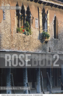 Localizzazione:..VENEZIA / ISOLA DI MURANO..Oggetto:..Soggetto:..CASA IN FONDAMENTA DEI VETRAI..Cronologia: ..XV SECOLO..Definizione Culturale:..   Autore: ..   Stile: ..GOTICO..   Editori/Stampatori:..   Committenza:..Materia e Tecnica:..Collocazione:..Note:..MURANO BURANO TORCELLO..Riproduzione Fotografica:..Graziano Arici/Rosebud2 .Copyright:..Graziano Arici/Rosebud2 .Data:..1990..Costo:..A..