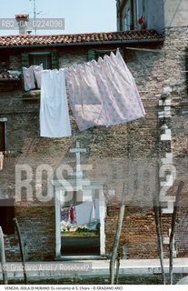 Localizzazione:..VENEZIA / ISOLA DI MURANO..Oggetto:..Soggetto:..EX CONVENTO DI SANTA CHIARA..Cronologia: ....Definizione Culturale:..   Autore: ..   Stile: ..   Editori/Stampatori:..   Committenza:..Materia e Tecnica:..Collocazione:..Note:..MURANO BURANO TORCELLO..Riproduzione Fotografica:..Graziano Arici/Rosebud2 .Copyright:..Graziano Arici/Rosebud2 .Data:..1990..Costo:..A..