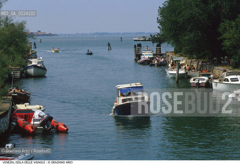 Localizzazione:..VENEZIA / ISOLA DELLE VIGNOLE..Oggetto:..Soggetto:..LAGUNA BARCHE GITANTI..Cronologia: ....Definizione Culturale:..   Autore: ..   Stile: ..   Editori/Stampatori:..   Committenza:..Materia e Tecnica:..Collocazione:..Note:..MURANO BURANO TORCELLO..Riproduzione Fotografica:..Graziano Arici/Rosebud2 .Copyright:..Graziano Arici/Rosebud2 .Data:..1995..Costo:..A..