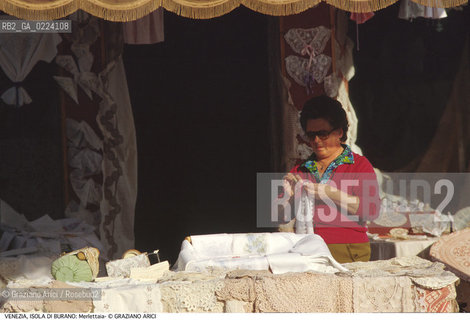 Localizzazione:..VENEZIA / ISOLA DI BURANO..Oggetto:..Soggetto:..MERLETTAIA MERLETTI ARTIGIANATO..Cronologia: ....Definizione Culturale:..   Autore: ..   Stile: ..   Editori/Stampatori:..   Committenza:..Materia e Tecnica:..Collocazione:..Note:..MURANO BURANO TORCELLO..Riproduzione Fotografica:..Graziano Arici/Rosebud2 .Copyright:..Graziano Arici/Rosebud2 .Data:..1995..Costo:..A..