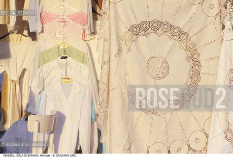 Localizzazione:..VENEZIA / ISOLA DI BURANO..Oggetto:..Soggetto:..MERLETTI ARTIGIANATO..Cronologia: ....Definizione Culturale:..   Autore: ..   Stile: ..   Editori/Stampatori:..   Committenza:..Materia e Tecnica:..Collocazione:..Note:..MURANO BURANO TORCELLO..Riproduzione Fotografica:..Graziano Arici/Rosebud2 .Copyright:..Graziano Arici/Rosebud2 .Data:..1995..Costo:..A..