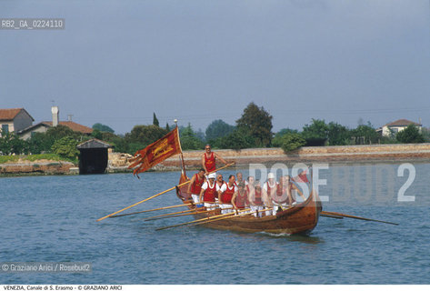 Localizzazione:..VENEZIA / ISOLA DI S. ERASMO..Oggetto:..Soggetto:..CANALE DI S. ERASMO / DODESONA BARCA..Cronologia: ....Definizione Culturale:..   Autore: ..   Stile: ..   Editori/Stampatori:..   Committenza:..Materia e Tecnica:..Collocazione:..Note:..MURANO BURANO TORCELLO FESTE..Riproduzione Fotografica:..Graziano Arici/Rosebud2 .Copyright:..Graziano Arici/Rosebud2 .Data:..1995..Costo:..A..